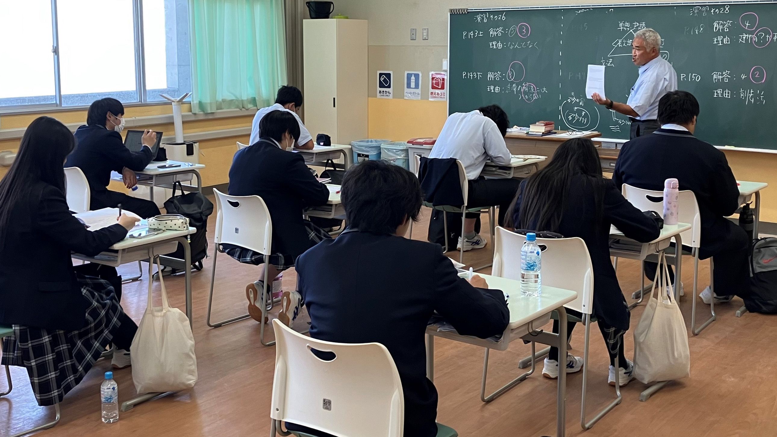 About half of the students at Kamogawa Reitoku High School, a private senior high school in Kamogawa, Chiba prefecture, are Chinese. 