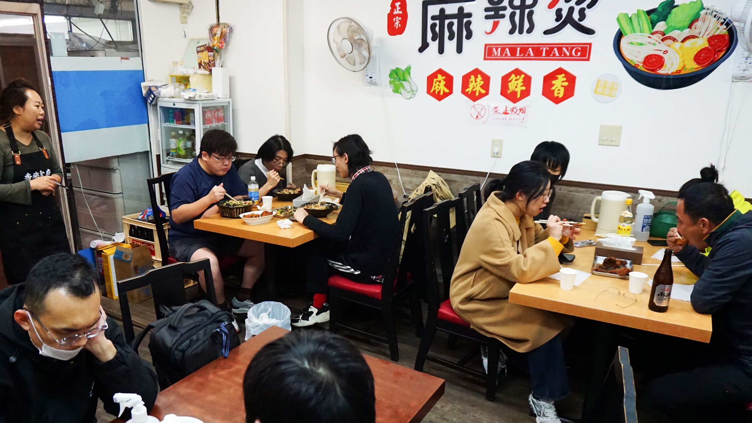 A popular Chinese restaurant in Mihama ward, Chiba: Research by Nikkei found that the percentage of foreign residents has grown to comprise 4% of the ward's total population.