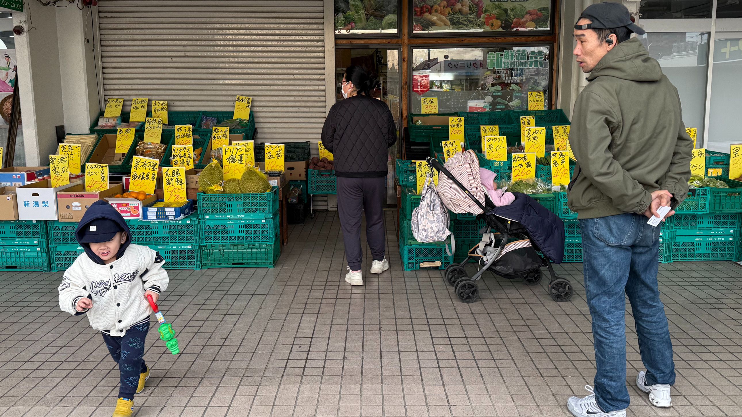 Wang Youkun, a Chinese man who works at a grocery store in Kawaguchi Shibazono Danchi, noted that "two-thirds of my customers are Chinese."