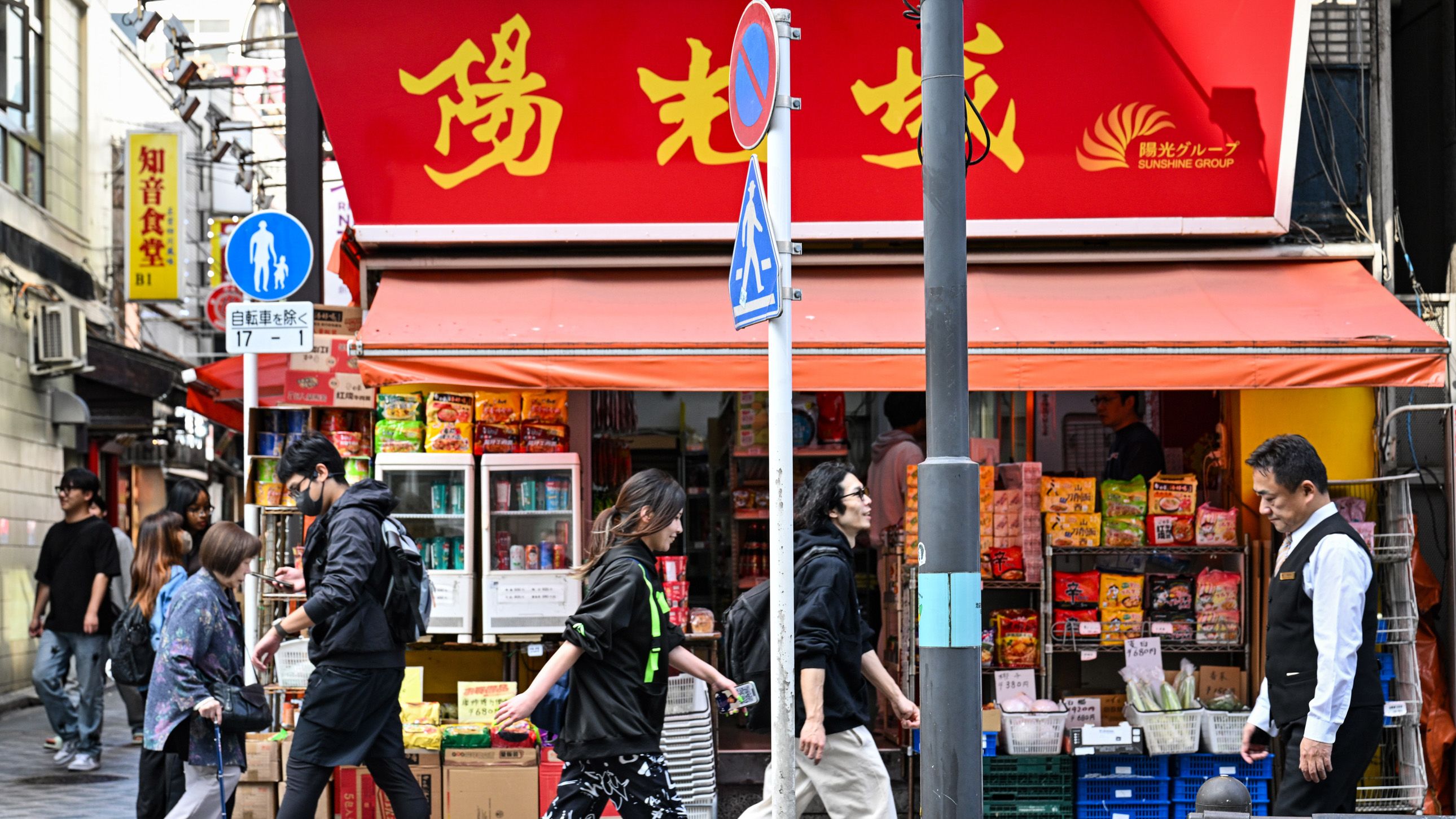 The area around the north exit of Ikebukuro Station has an atmosphere reminiscent of parts of China.