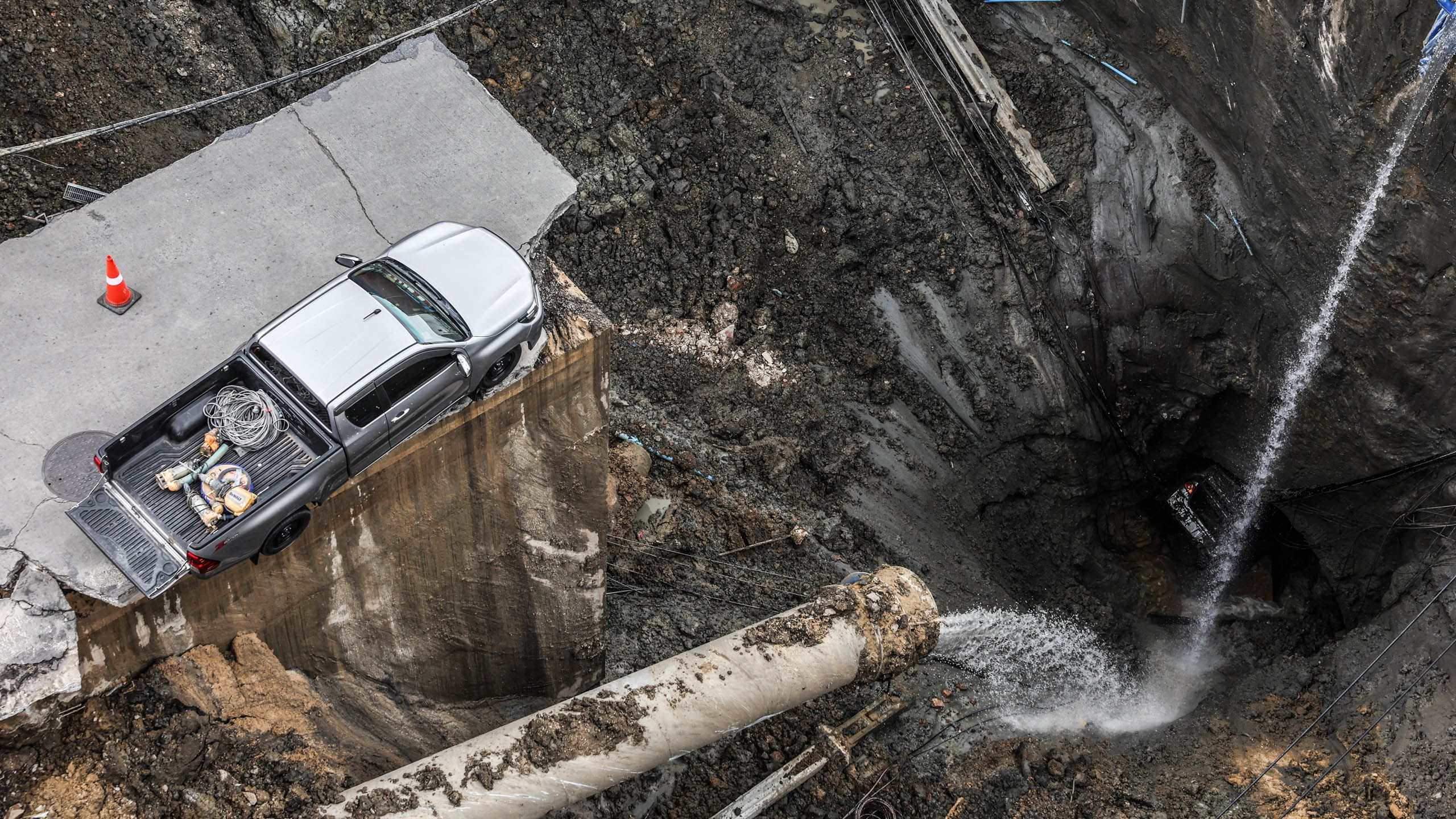 Through the Lens: Massive sinkhole in Bangkok - Nikkei Asia