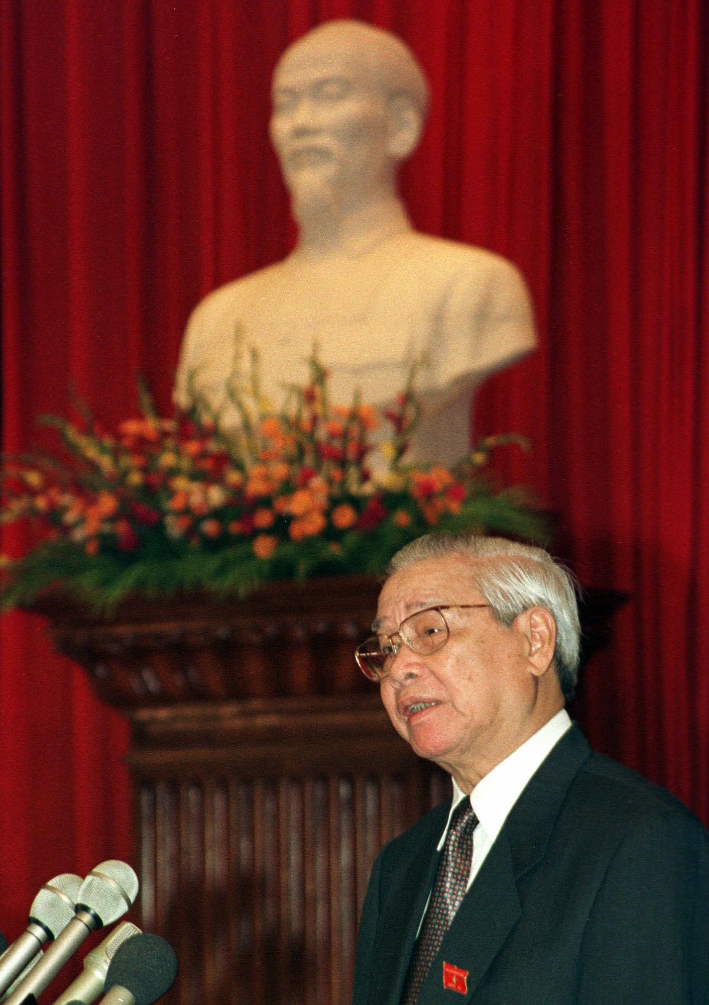  In this Oct. 15, 1996 file photo, Vietnamese Prime Minister Vo Van Kiet is seen as he addressed the National Assembly beneath a bust of Ho Chi Minh in Hanoi, Vietnam. Former Vietnamese Premier Vo Van Kiet died Wednesday, June 11, 2008 at a hospital in Singapore, according to a Vietnamese government source. Kiet, who was in his mid-80s, served as Vietnam's premier from 1991 to 1997 and was a chief architect of the Vietnamese market-oriented reforms called "doi moi." (AP Photo/Charles Dharapak, File)